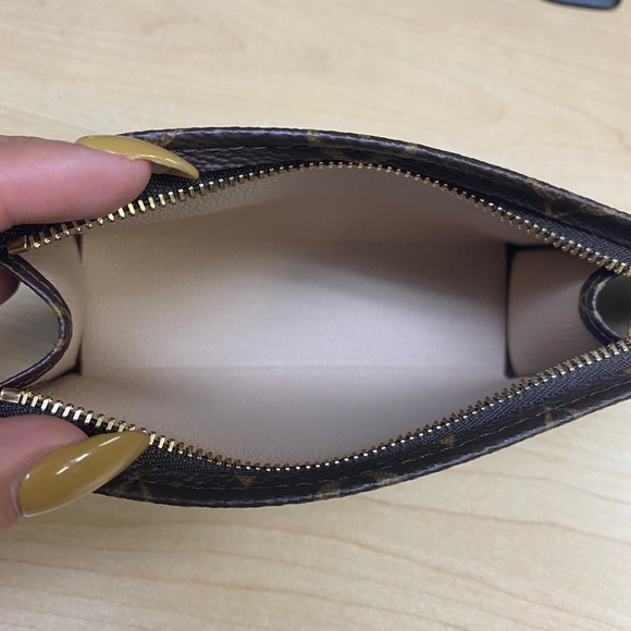 Authentic Louis Vuitton Toiletry 15 - Picture 3 of 4